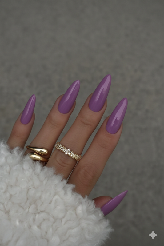 Violet Élégance – Carré Court | Prêt-à-Porter | La Plume de Stella
